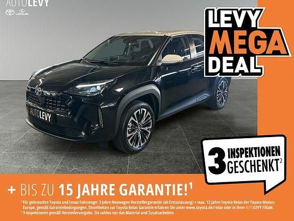Black mica 209/ white 058 (metallic) Gebraucht 2022 Toyota Yaris Hybrid Elegant SUV | 24.470 € (Fairer Preis) - Bild 1/4