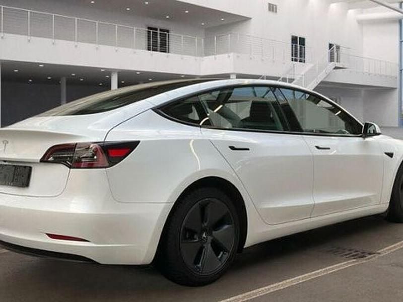 Gebraucht Tesla Model 3 Standard Range Plus 239 kW (325 PS) 2021 Pearl white multicoat Limousine