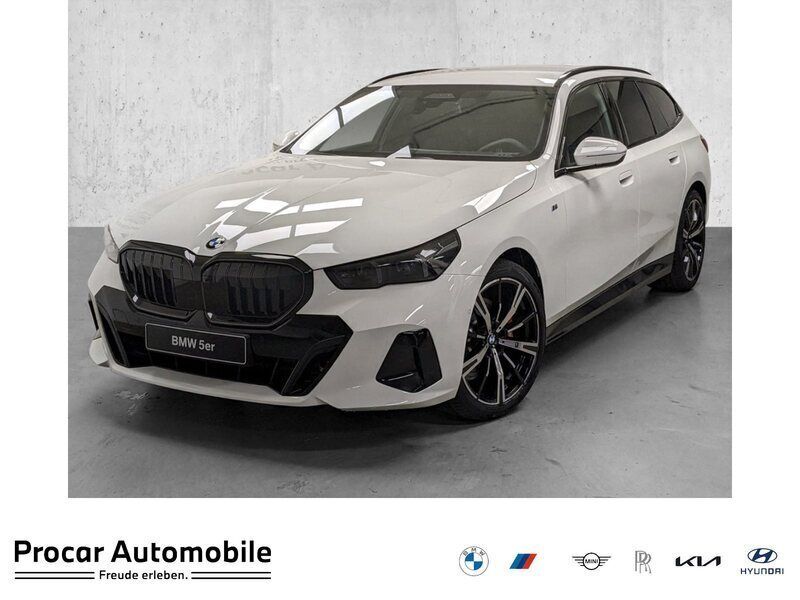 Alpinweiß uni Gebraucht 2024 BMW 520 M Sport Kombi | 59.890 € (Fairer Preis) - Bild 1/4