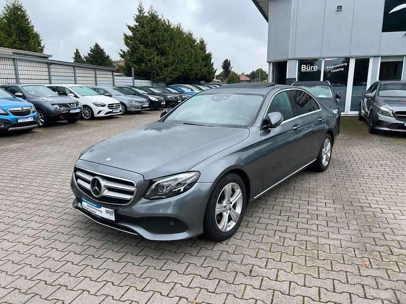 Grau Gebraucht 2016 Mercedes E220 Avantgarde Limousine | 23.500 € (Teuer) - Bild 1/4