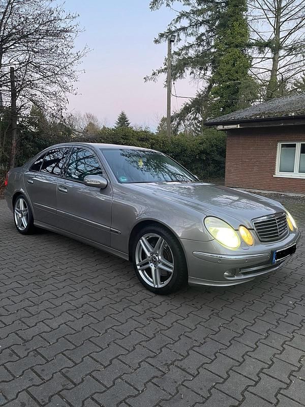Silber Gebraucht 2006 Mercedes E350 Avantgarde Limousine | 5.200 € (Superpreis) - Bild 1/4