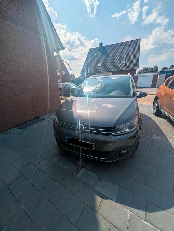 Grau Gebraucht 2014 VW Touran Van / Kleinbus | 9.000 € (Fairer Preis) - Bild 1/4