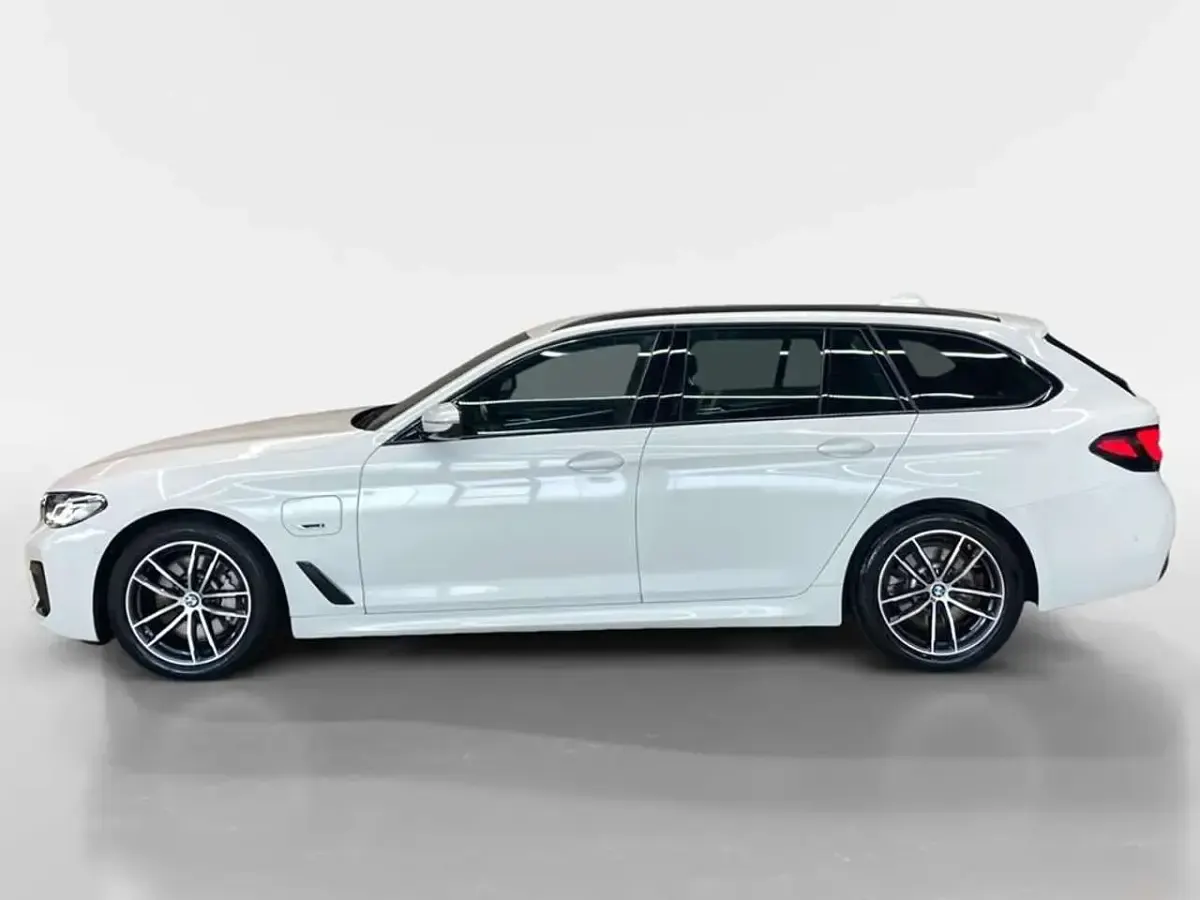 Gebraucht BMW 530 M Sport 292 PS (214 kW) 2023 Alpinweiß uni Kombi