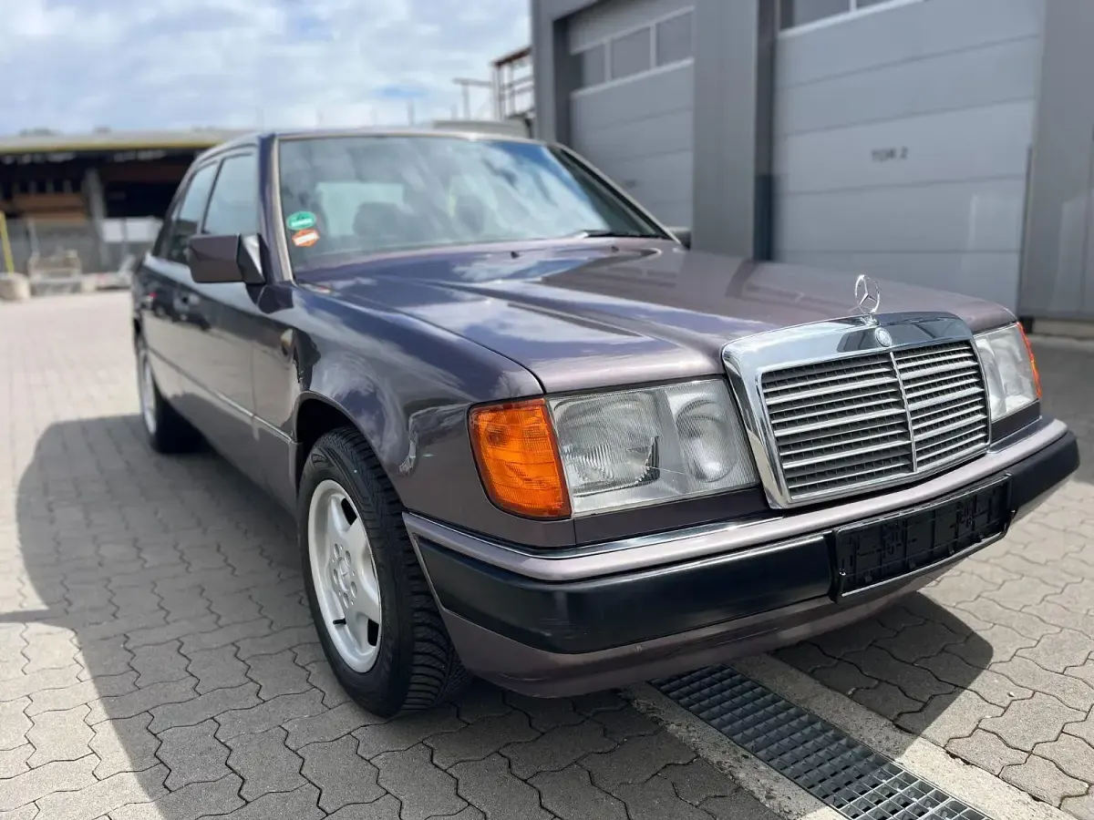 Używany Mercedes E230 132 KM (97 kW) 1991 Niebieski Sedan/Limuzyna