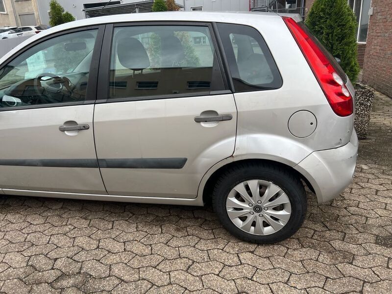 Silber Gebraucht 2007 Ford Fiesta Ghia Kleinwagen | 550 € (Superpreis) - Bild 1/4