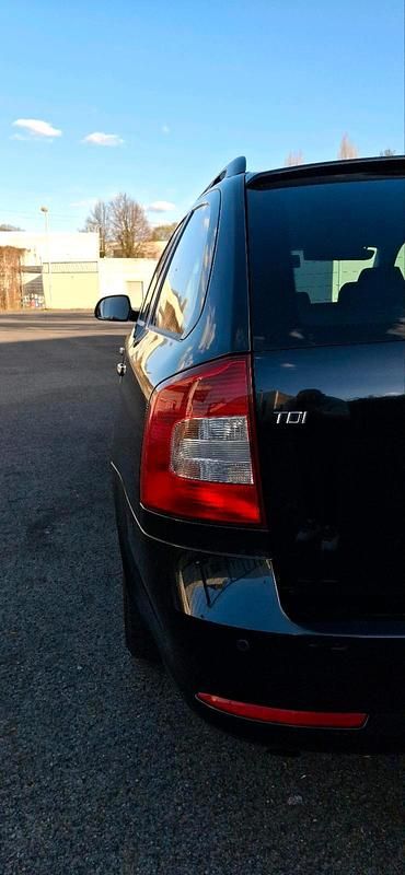 Gebraucht Skoda Octavia 105 PS (77 kW) 2011 Schwarz Kombi