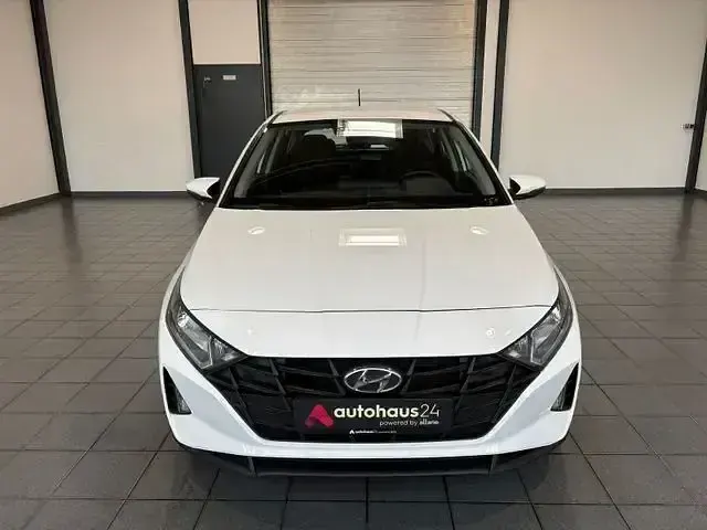 Gebraucht Hyundai i20 Select 84 PS (61 kW) 2024 Weiß Kleinwagen