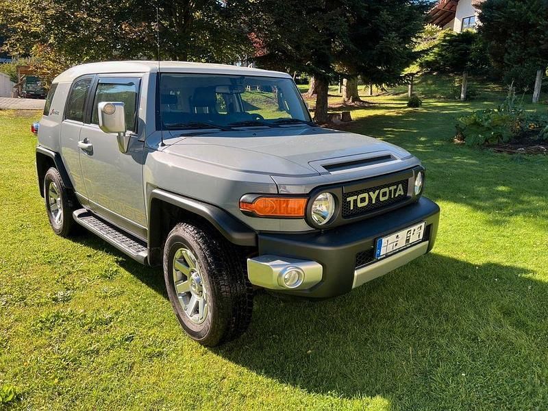 Grau Gebraucht 2024 Toyota FJ Cruiser SUV | 59.900 € - Bild 1/4