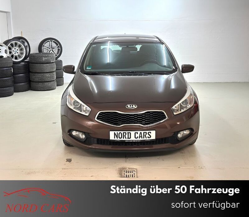 Braun Gebraucht 2014 Kia Ceed Limousine | 8.300 € (Fairer Preis) - Bild 1/4
