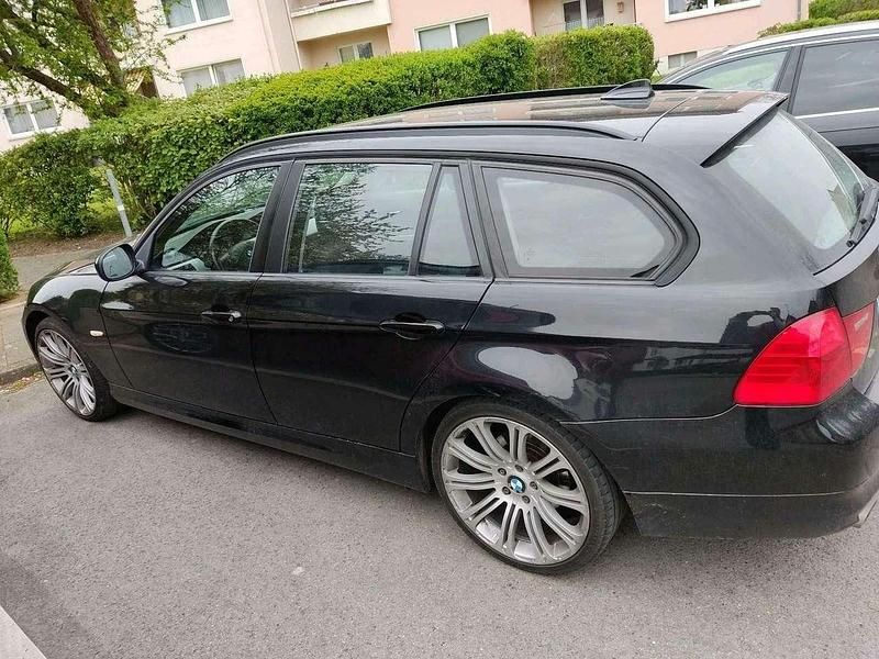 Gebraucht BMW 320 184 PS (135 kW) 2010 Schwarz Kombi