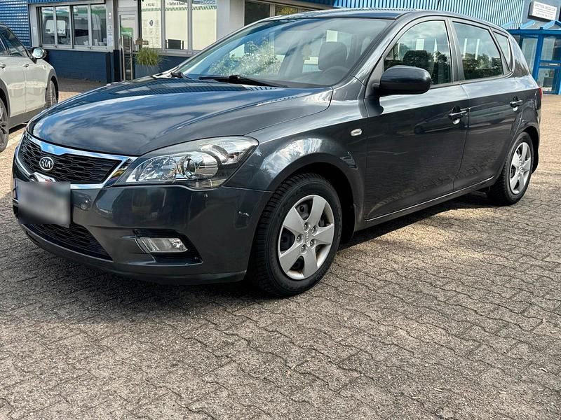 Grau Gebraucht 2010 Kia Ceed Kleinwagen | 4.599 € (Guter Preis) - Bild 1/4