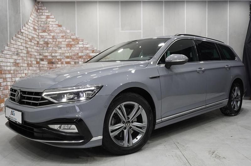Grau Gebraucht 2023 VW Passat R-line Limousine | 29.490 € (Teuer) - Bild 1/4