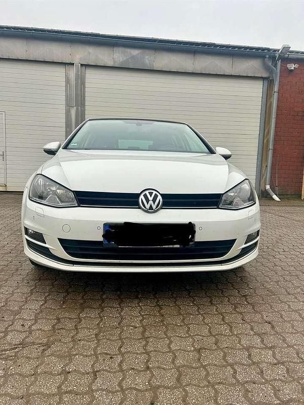 Weiß Gebraucht 2015 VW Golf VII Comfortline Kleinwagen | 9.990 € (Guter Preis) - Bild 1/4