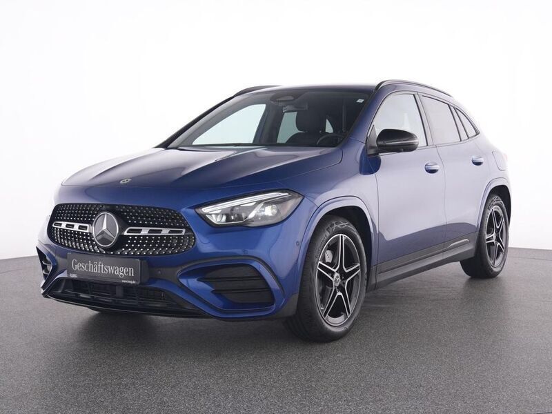Blau metalliclack spektralblau Gebraucht 2024 Mercedes GLA180 AMG SUV | 37.885 € (Fairer Preis) - Bild 1/4