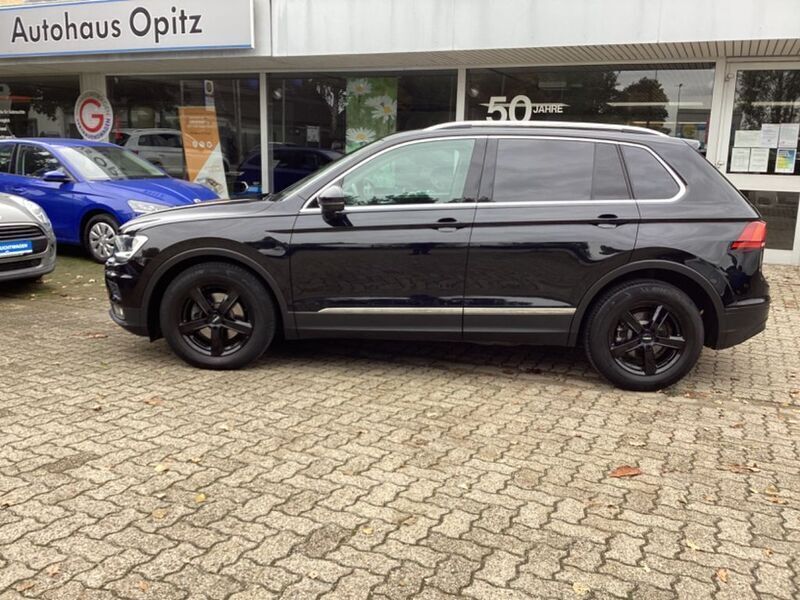 Deep black perleffekt (metallic) Gebraucht 2018 VW Tiguan Comfortline SUV | 18.990 € (Fairer Preis) - Bild 1/4