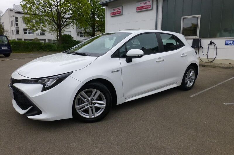 Weiß Gebraucht 2021 Toyota Corolla Hybrid Comfort Limousine | 19.690 € (Fairer Preis) - Bild 1/4