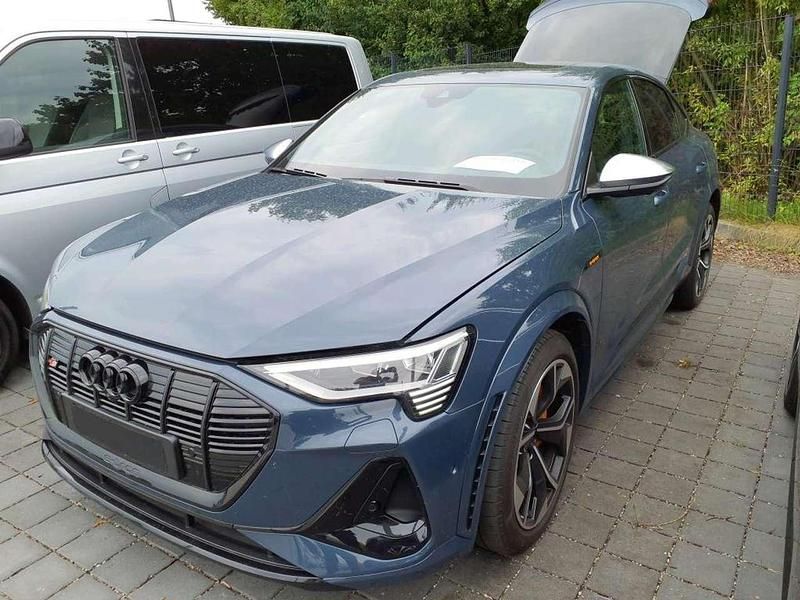 Plasmablau metallic Gebraucht 2022 Audi e-tron Sportback Ambiente SUV | 46.335 € (Guter Preis) - Bild 1/2