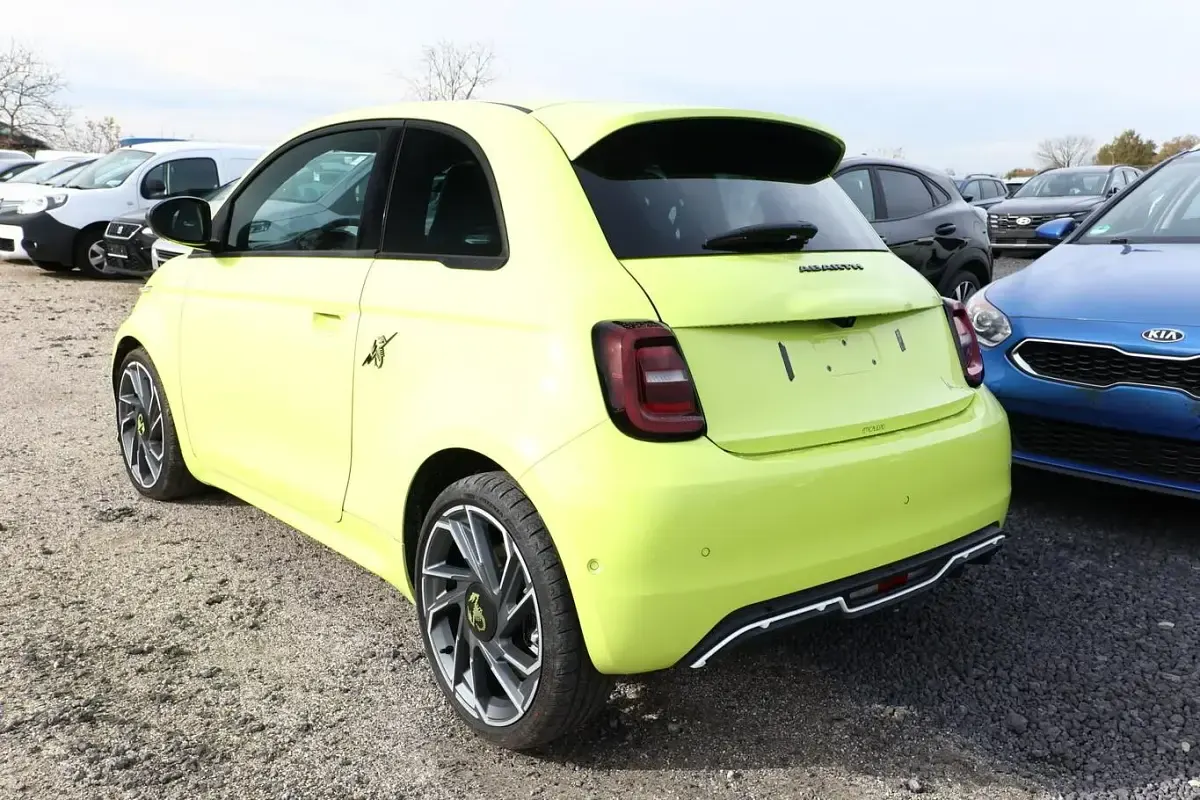 Neu Abarth 500e Turismo 114 kW (155 PS) 2025 Acid green Kleinwagen