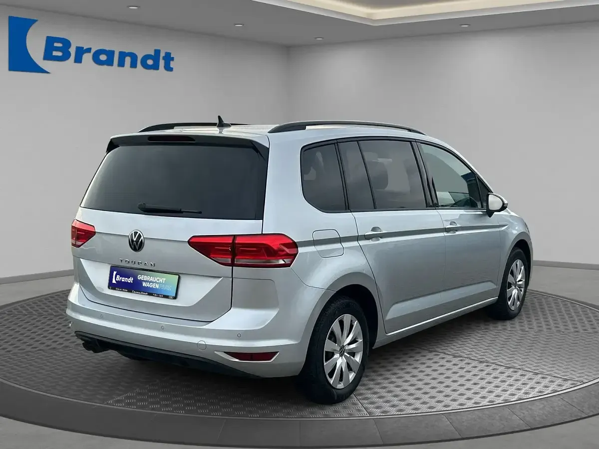 Gebraucht VW Touran Comfortline 150 PS (110 kW) 2022 Reflexsilber metallic (metallic) Van / Kleinbus