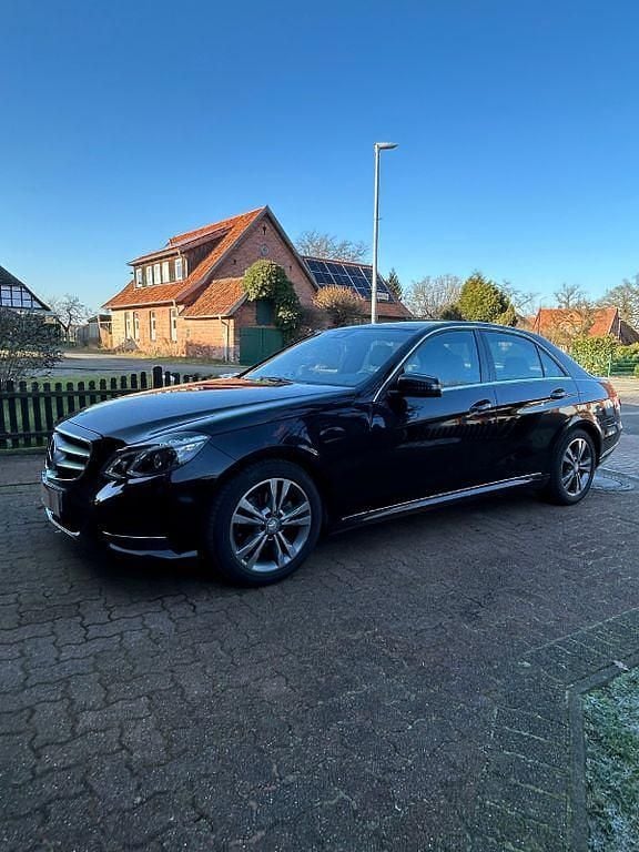 Schwarz Gebraucht 2015 Mercedes E220 Avantgarde Limousine | 17.400 € (Fairer Preis) - Bild 1/4