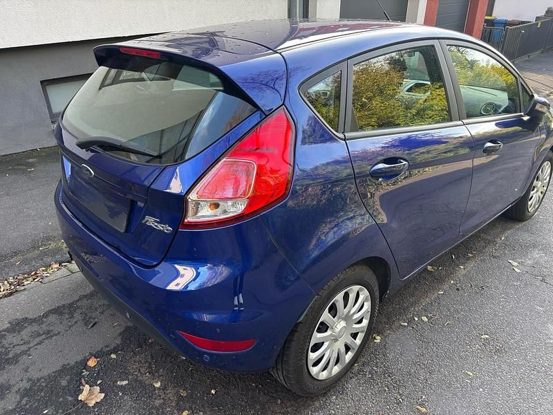 Gebraucht Ford Fiesta 80 PS (58 kW) 2016 Blau Kleinwagen