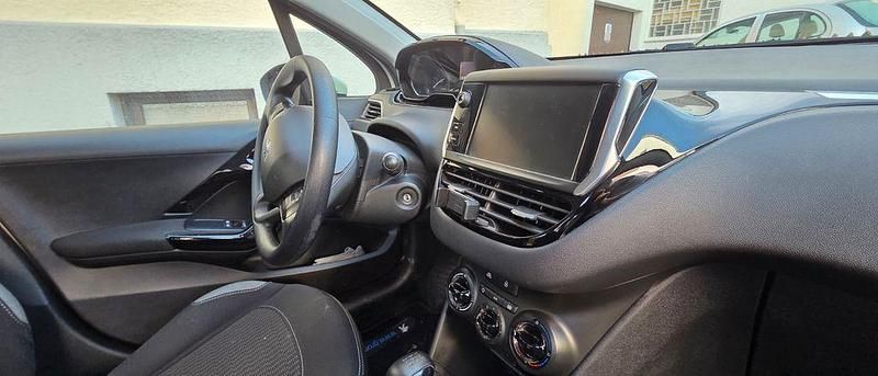 Gebraucht Peugeot 208 Style 82 PS (60 kW) 2016 Weiß Kleinwagen