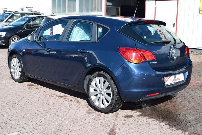 Gebraucht Opel Astra Edition 116 PS (85 kW) 2010 Blau Limousine