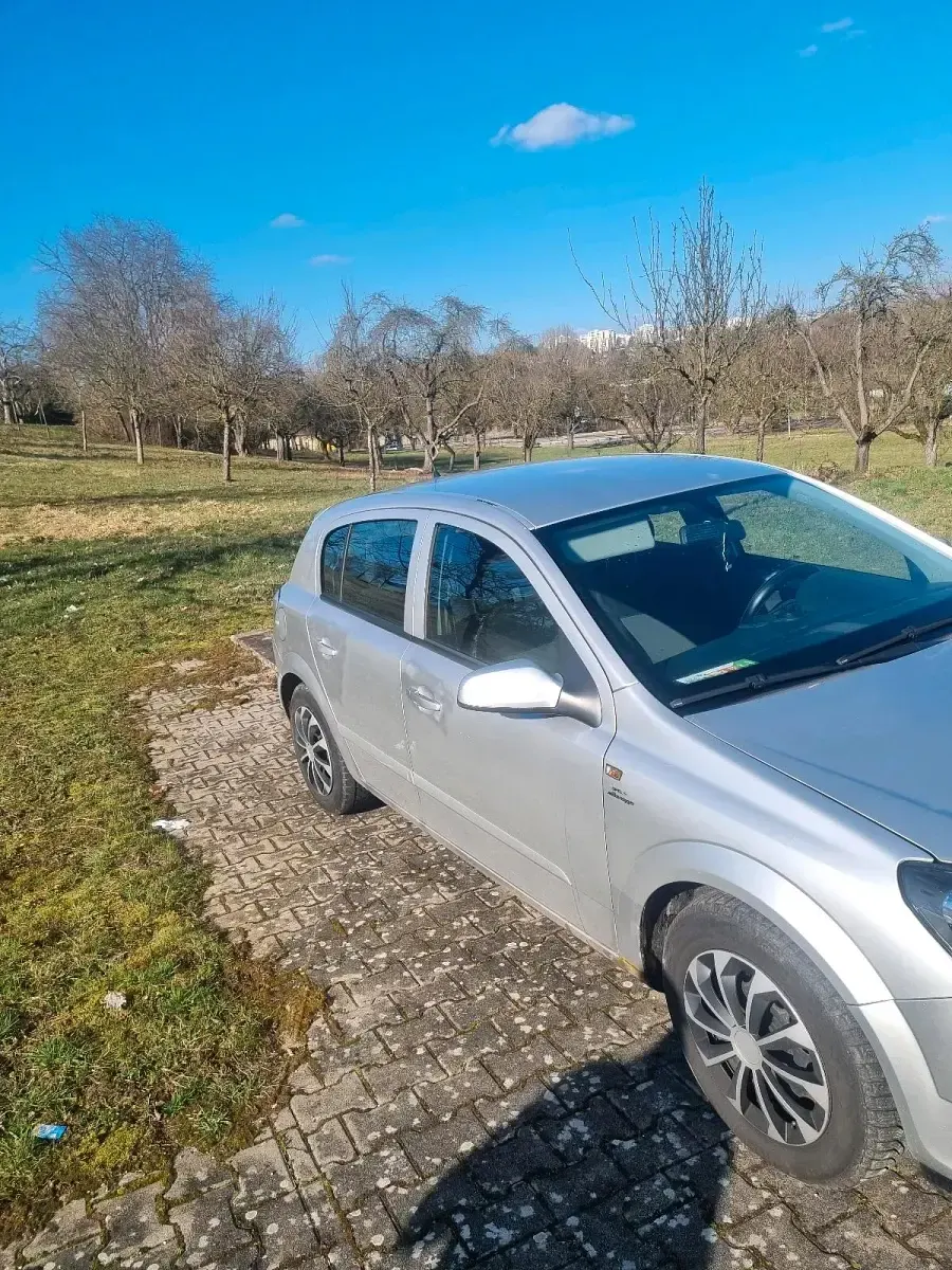 Second-hand Opel Astra 105 CP (77 kW) 2005 Argintiu Hatchback