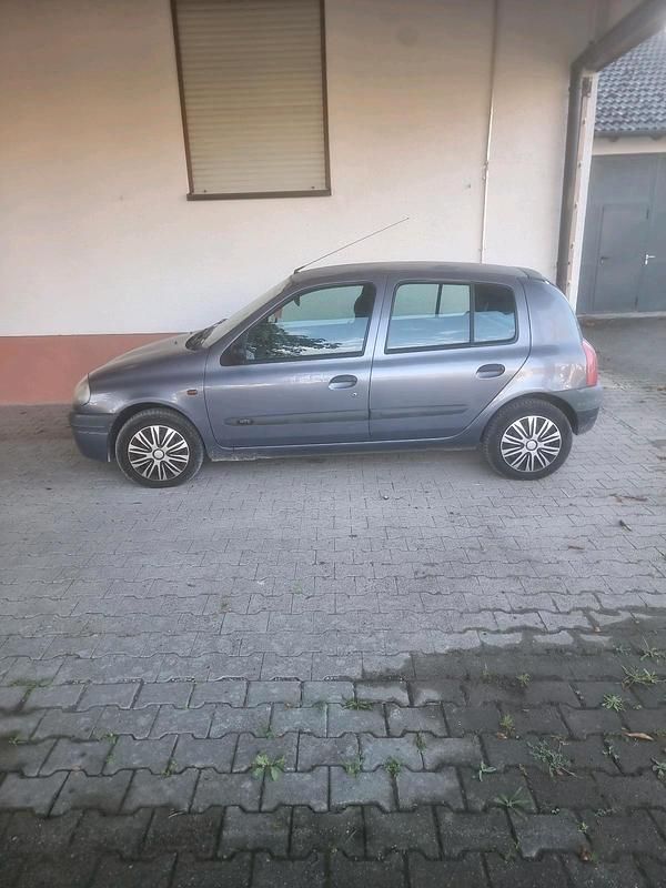 Grau Gebraucht 1999 Renault Clio II Limousine | 600 € - Bild 1/4