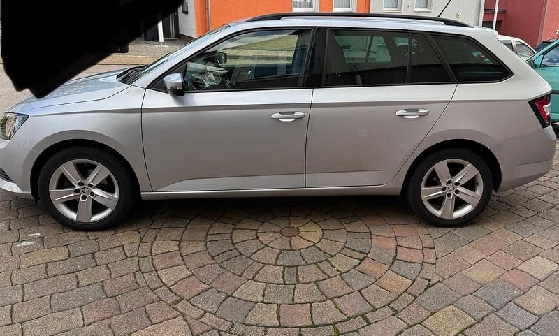 Silber Gebraucht 2015 Skoda Fabia Kombi | 8.990 € (Guter Preis) - Bild 1/4