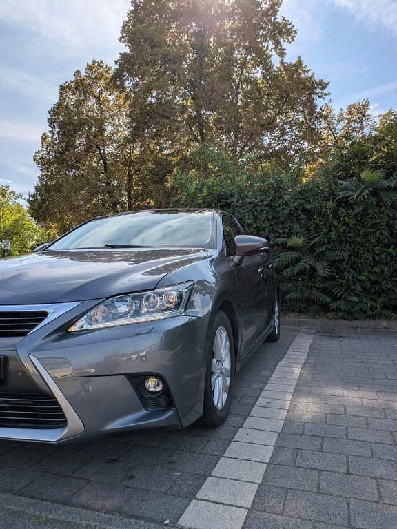 Grau Gebraucht 2015 Lexus CT200h Limousine | 15.500 € (Fairer Preis) - Bild 1/4