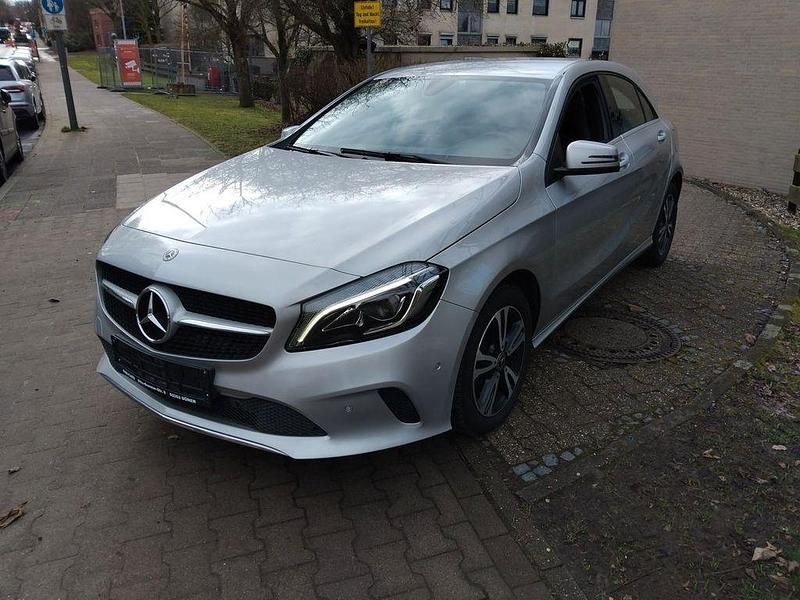 Gebraucht Mercedes A180 Edition 109 PS (80 kW) 2018 Silber Limousine