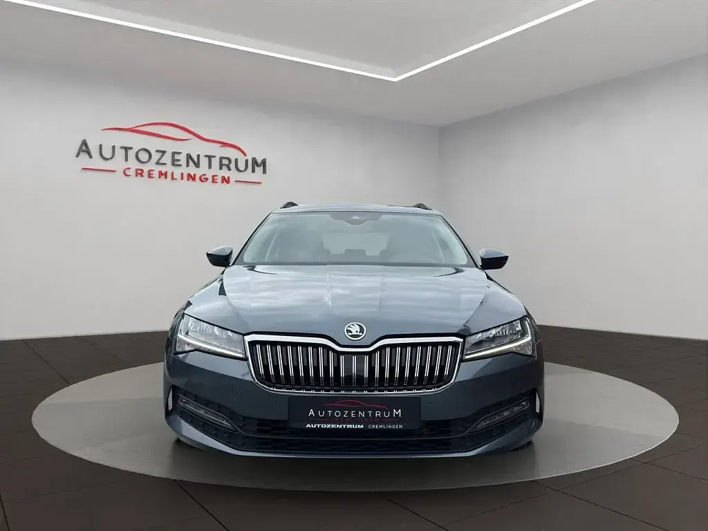 Gebraucht Skoda Superb 150 PS (110 kW) 2021 Seda quartz/quartz grey Kombi