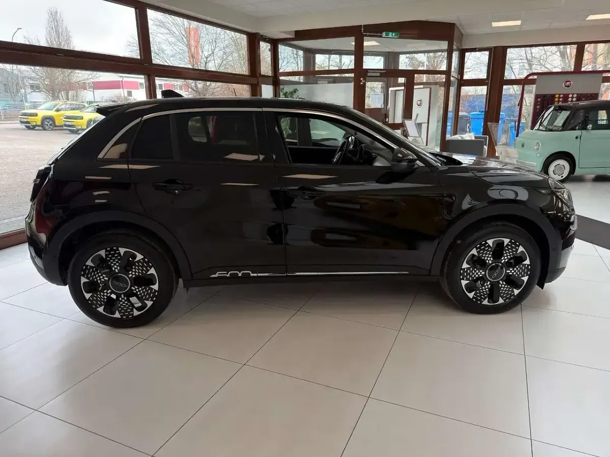 Neu Fiat 600E La Prima 114 kW (156 PS) 2026 Schwarz SUV