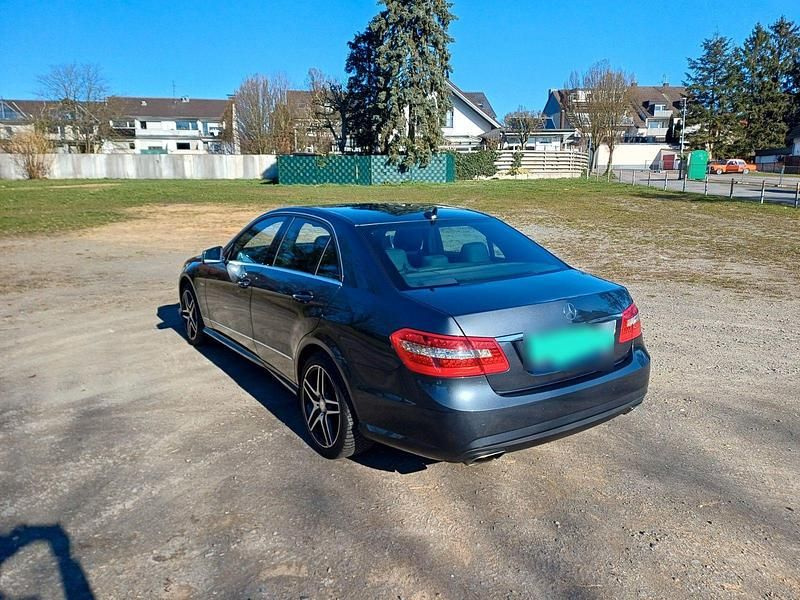 Second-hand Mercedes E500 Elegance 408 CP (300 kW) 2011 Gri Berlinǎ