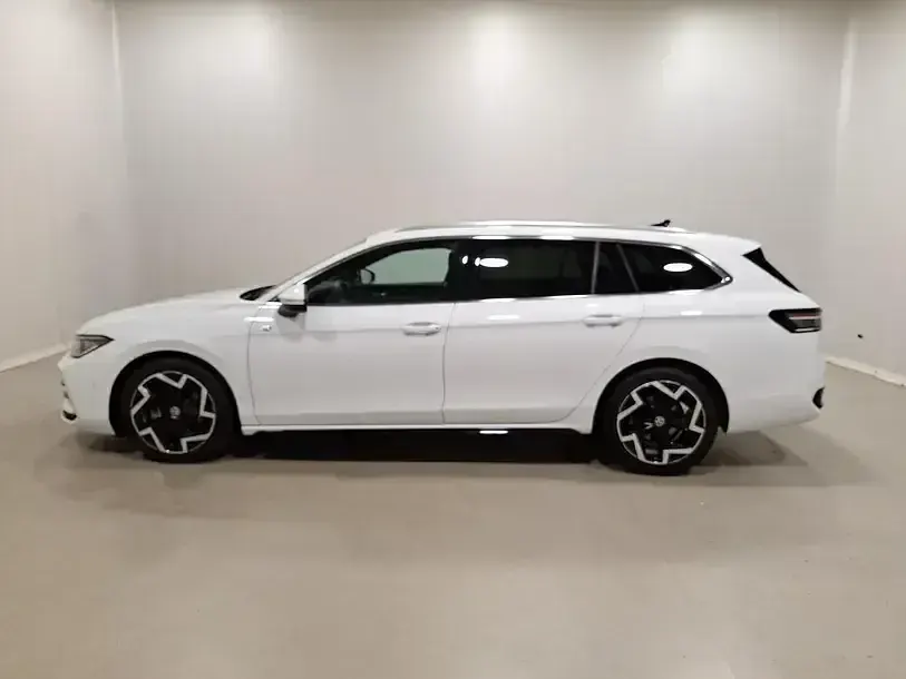 Gebraucht VW Passat R-line 150 PS (110 kW) 2025 Pure white Kombi