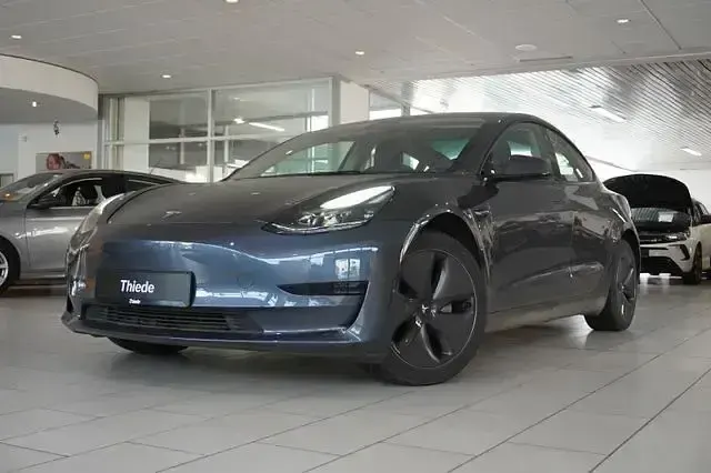 Gebraucht Tesla Model 3 Standard Range Plus 239 kW (325 PS) 2022 Grau metallic Limousine