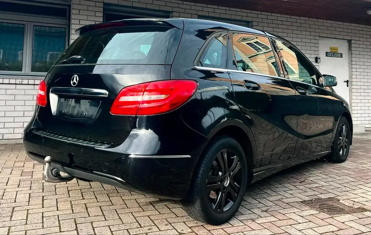 Gebraucht Mercedes B180 122 PS (89 kW) 2012 Schwarz Kleinwagen