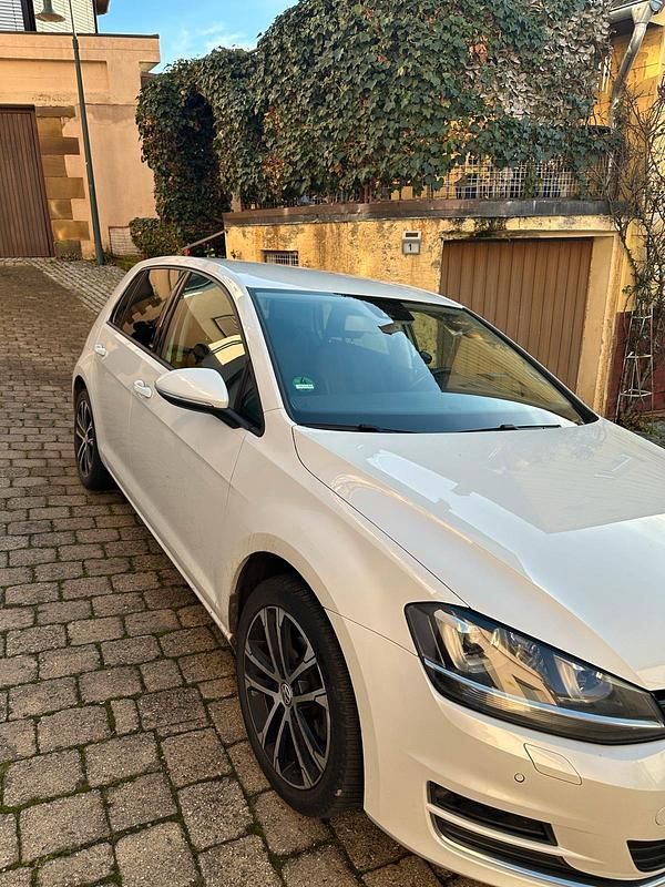 Weiß Gebraucht 2016 VW Golf VII Allstar Kleinwagen | 14.700 € (Fairer Preis) - Bild 1/4