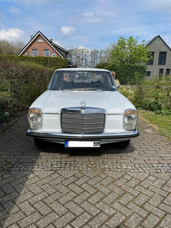 Weiß Gebraucht 1973 Mercedes 220 Limousine | 13.299 € - Bild 1/4