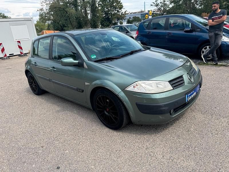 Grün Gebraucht 2003 Renault Mégane II Limousine | 1.499 € - Bild 1/4
