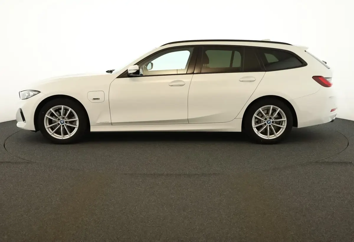Gebraucht BMW 320e 204 PS (150 kW) 2022 Alpinweiss iii Kombi