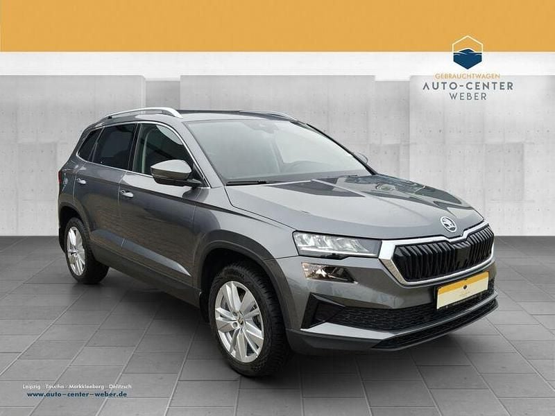 Graphitegrau (metallic) Gebraucht 2024 Skoda Karoq Selection SUV | 31.690 € (Guter Preis) - Bild 1/4