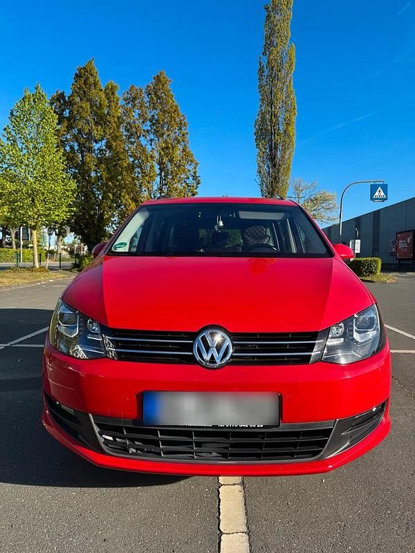 Second-hand VW Sharan 140 CP (102 kW) 2014 Roșu Monovolum