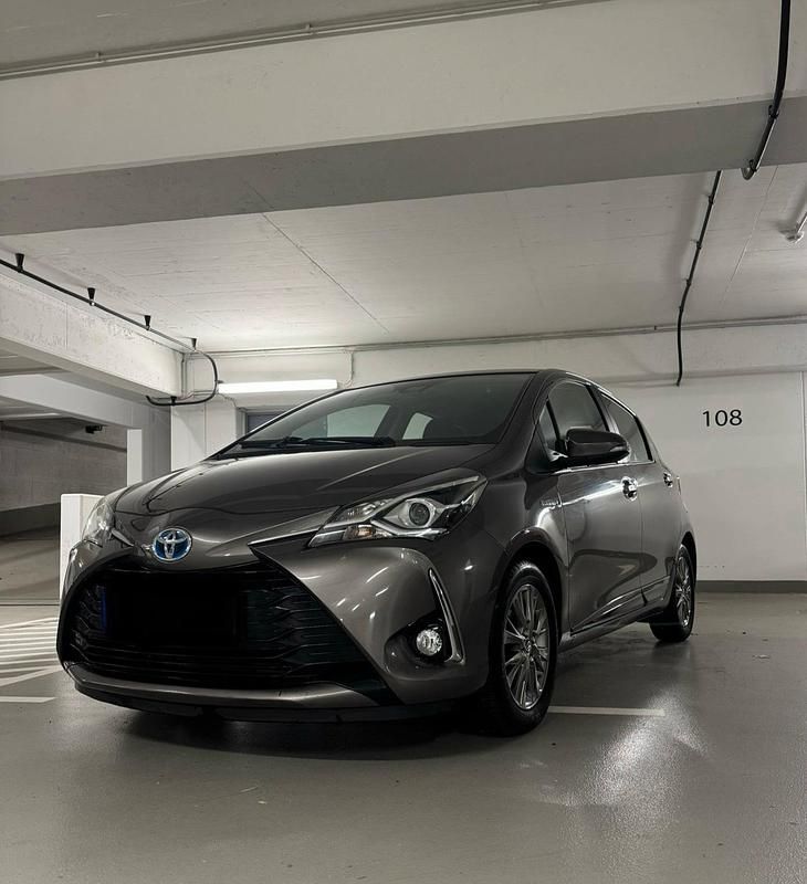 Grau Gebraucht 2017 Toyota Yaris Hybrid Multidrive S Kleinwagen | 10.900 € (Superpreis) - Bild 1/4
