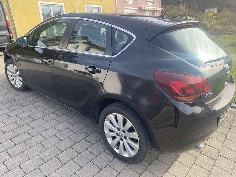 Gebraucht Opel Astra Cosmo 160 PS (117 kW) 2010 Schwarz Limousine