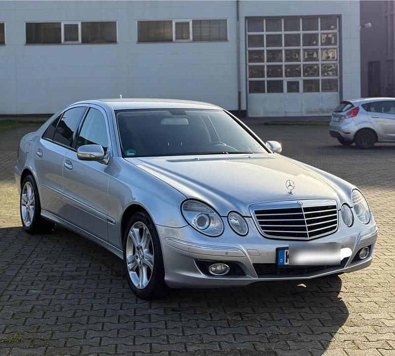 Silber Gebraucht 2009 Mercedes E220 Advanced Limousine | 8.490 € (Superpreis) - Bild 1/4
