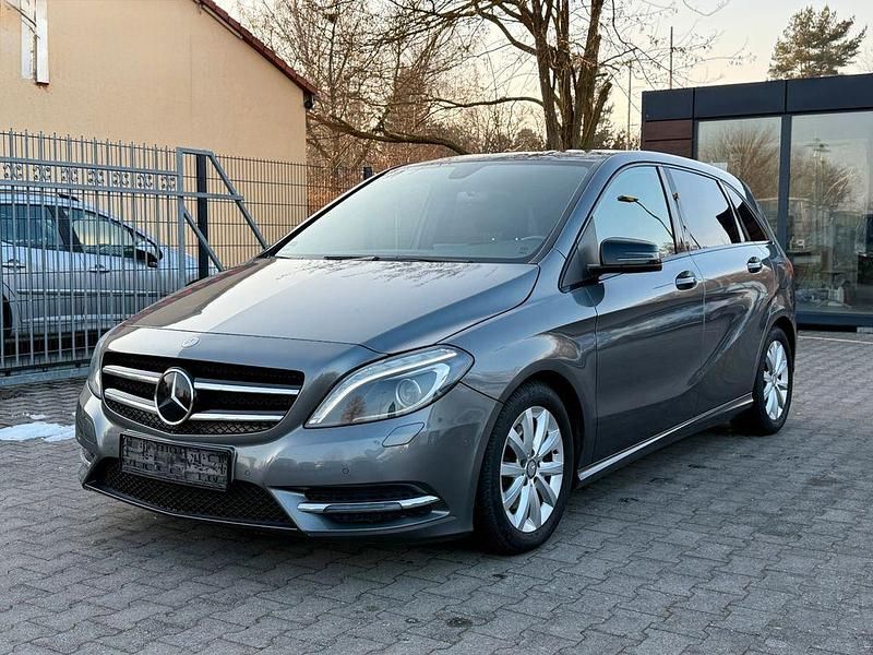 Grau Gebraucht 2014 Mercedes B180 Van / Kleinbus | 8.299 € (Fairer Preis) - Bild 1/4