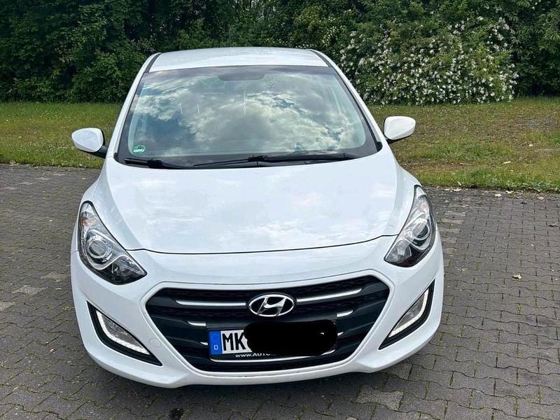 Weiß Gebraucht 2016 Hyundai i30 Limousine | 8.500 € (Fairer Preis) - Bild 1/4