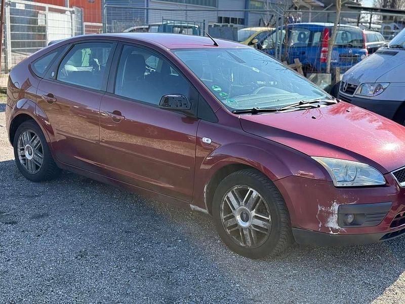 Gebraucht Ford Focus Ghia 116 PS (85 kW) 2005 Rot Limousine